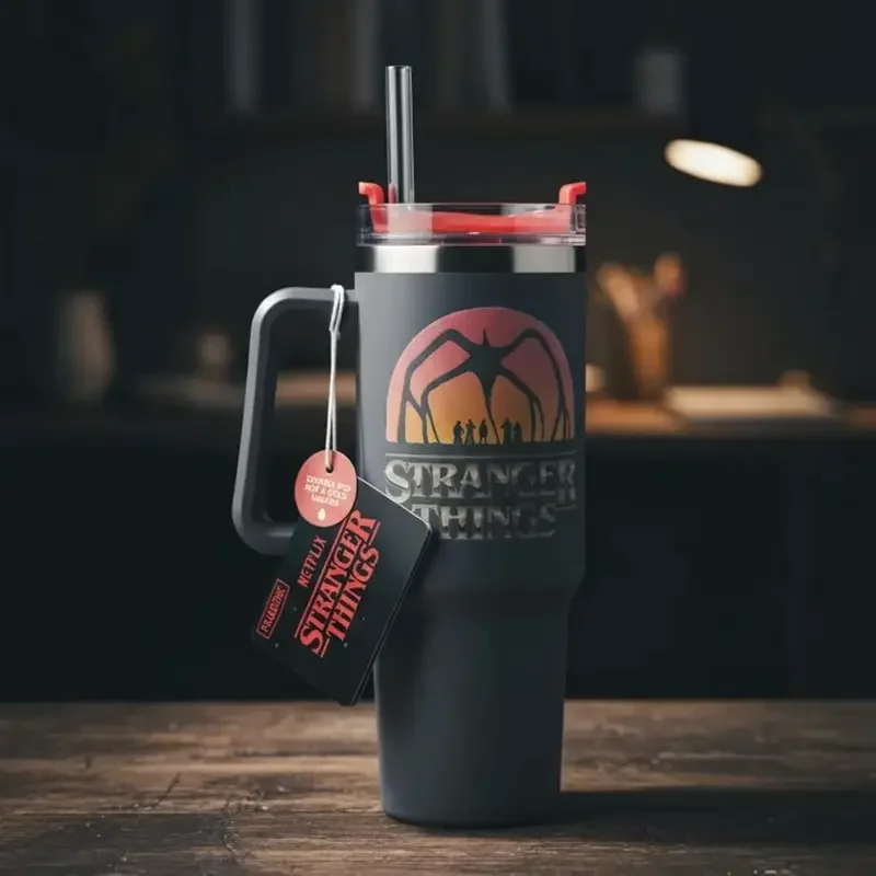 Cana Paladone Stranger Things 5 900ml Insulated Cup PP14605ST — foto 5